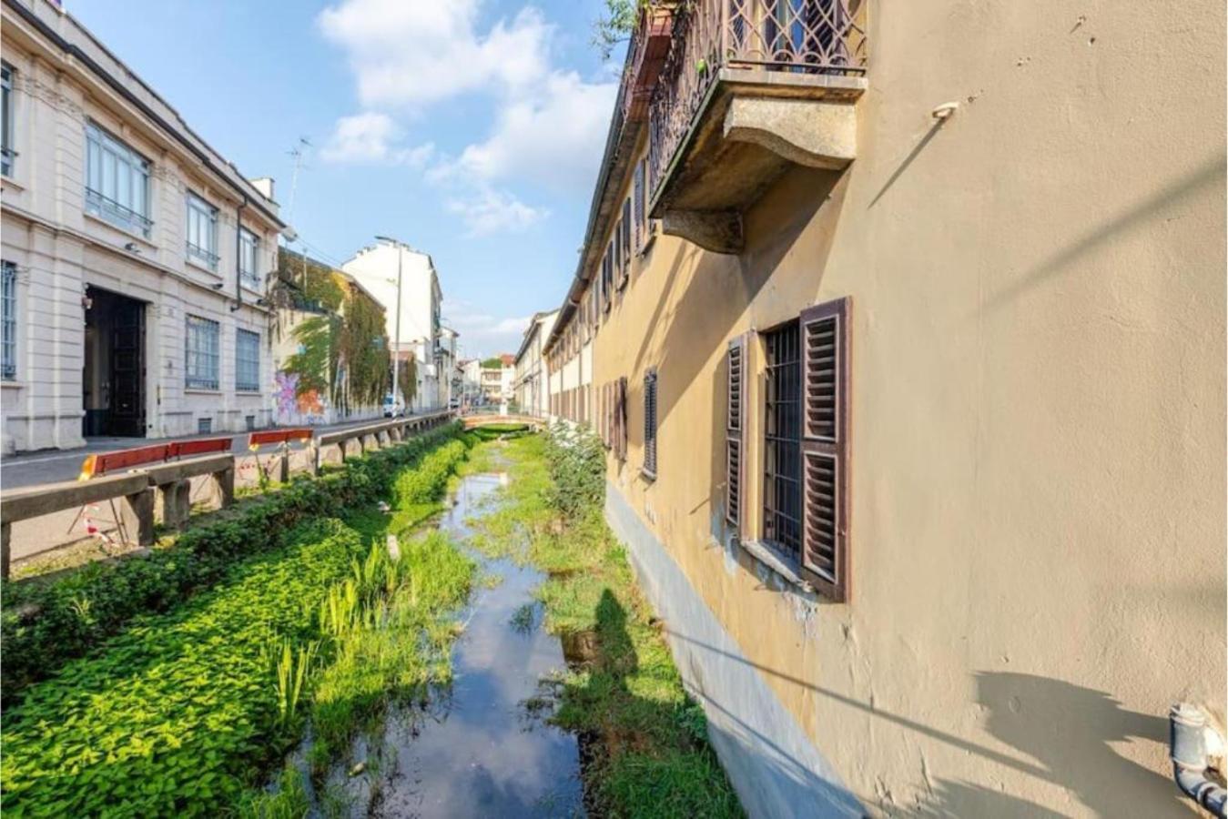 Tiny House On Water Surrounded By Greenery * Milaan